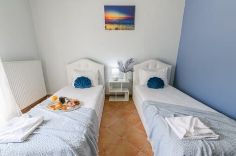 Bed, Food and drinks, Bedroom, Food, towels