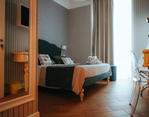 Bed, Living room, Photo of the whole room, Decorative detail, Seating area, Bedroom, furniture, towels, air conditioner