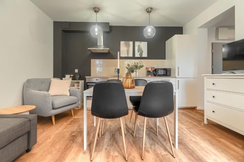 Kitchen or kitchenette, Living room, Seating area, Dining area