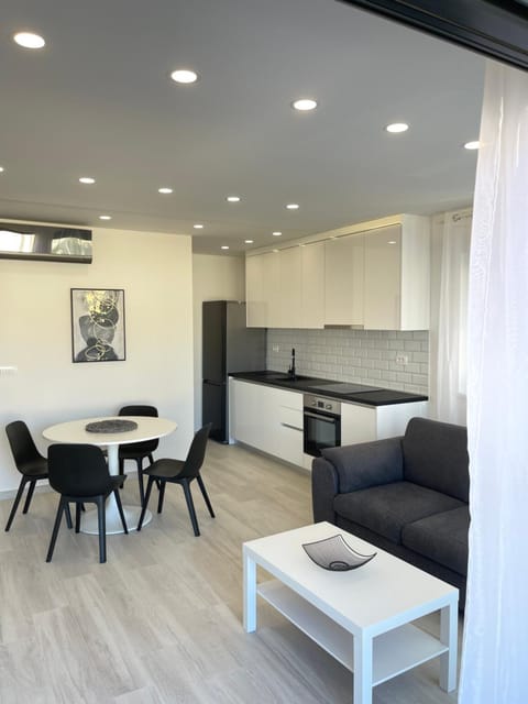 Kitchen or kitchenette, Living room, Seating area, Dining area, air conditioner