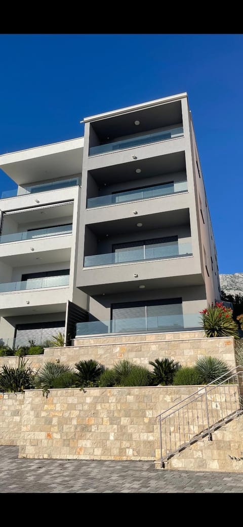Property building, Facade/entrance, Day, Neighbourhood, Mountain view