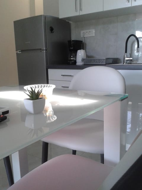 Kitchen or kitchenette, Seating area, Dining area