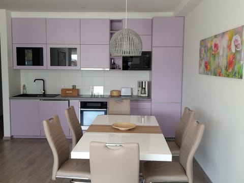 Kitchen or kitchenette, Seating area, Dining area