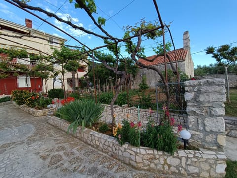 Property building, Facade/entrance, Garden
