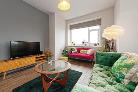 TV and multimedia, Living room, Photo of the whole room, Seating area, Evening entertainment