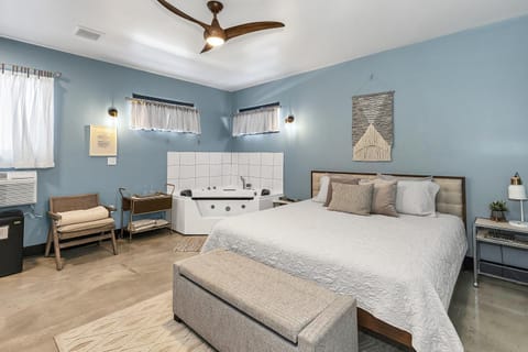 Shower, Bed, Photo of the whole room, Bedroom, pet friendly