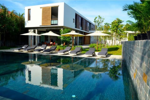 Property building, Garden, Garden view, Pool view, Swimming pool, sunbed