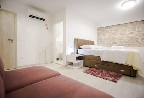 Bed, Seating area, Bedroom