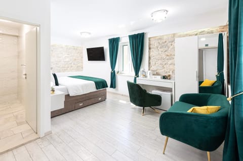 Bed, Bathroom, TV and multimedia, Seating area, Bedroom