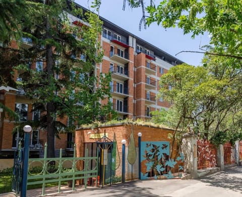 Property building, Spring, Day, Neighbourhood, Street view