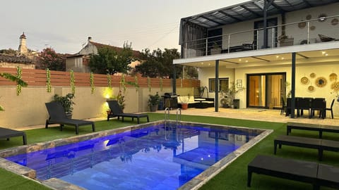 Property building, Patio, Day, Pool view, Swimming pool, sunbed