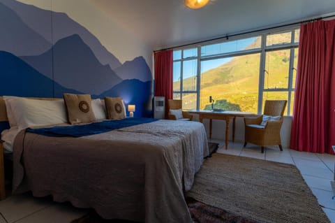 Bed, Living room, Photo of the whole room, Bedroom, Mountain view