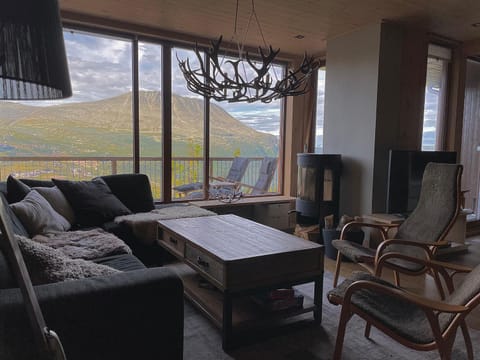 Balcony/Terrace, Living room, Seating area, Mountain view
