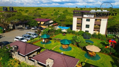 Property building, Day, Natural landscape, Garden, Garden view, Location, Parking