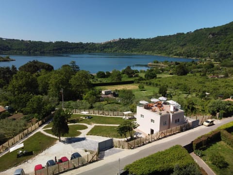 Property building, Nearby landmark, Day, Neighbourhood, Natural landscape, Bird's eye view, Lake view, Mountain view, Street view, Parking