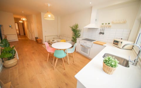 Kitchen or kitchenette, Dining area, stove