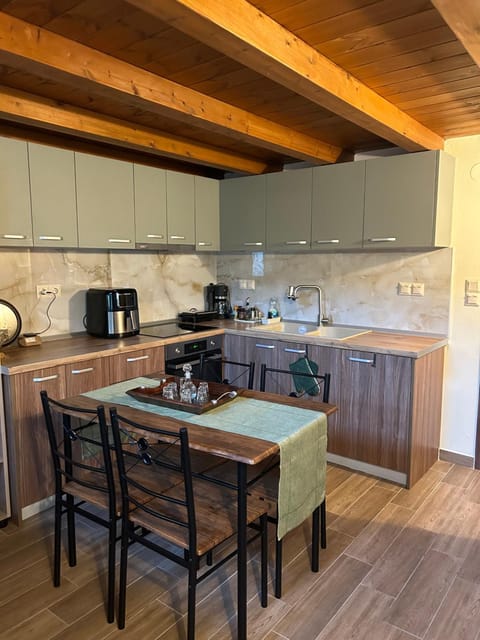 Coffee/tea facilities, Kitchen or kitchenette, Dining area, pet friendly, stove