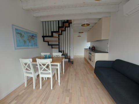 Kitchen or kitchenette, Living room, Seating area, Dining area