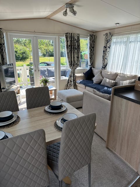 Acres Corner Retreat Inc Hot tub at Tattershall Lakes Country Park House in Tattershall