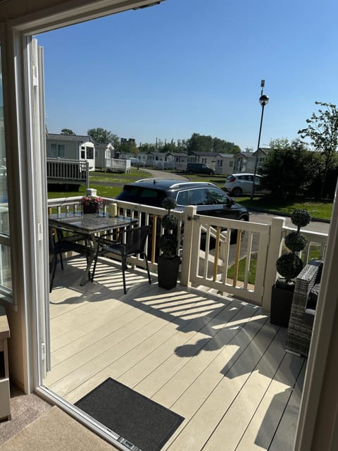 Acres Corner Retreat Inc Hot tub at Tattershall Lakes Country Park House in Tattershall