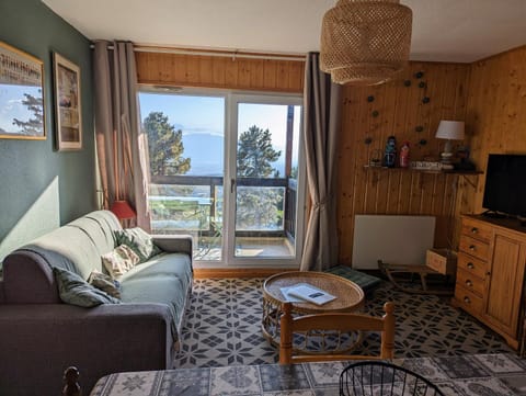 Living room, Dining area, Mountain view