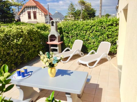 Property building, Patio, Balcony/Terrace