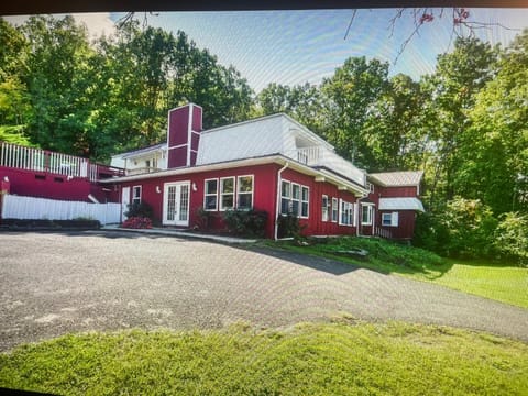 Keuka Lake Views and Hiking House in Keuka Lake