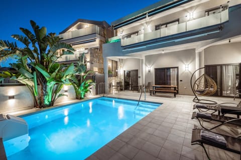Property building, Swimming pool, sunbed