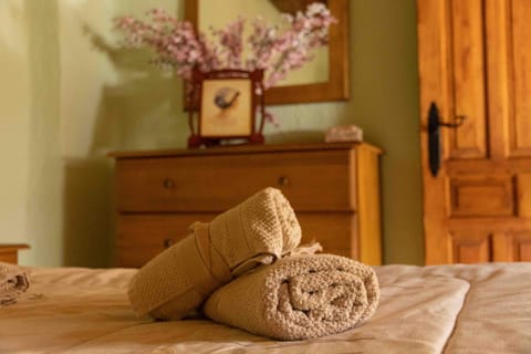 Bed, Bedroom, towels