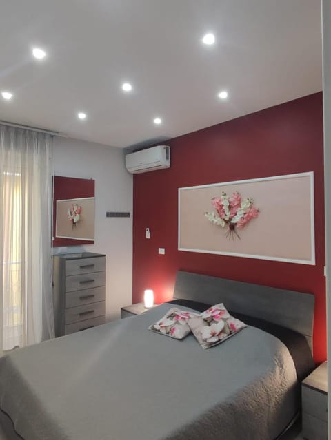 Bed, Photo of the whole room, Bedroom, air conditioner