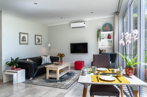 TV and multimedia, Living room, Seating area, Dining area, air conditioner