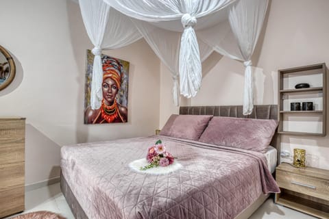 Bed, Photo of the whole room, Decorative detail, Bedroom