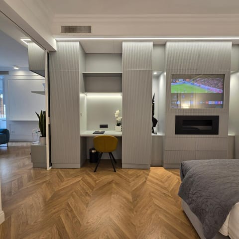 Bed, TV and multimedia, Photo of the whole room, Bedroom