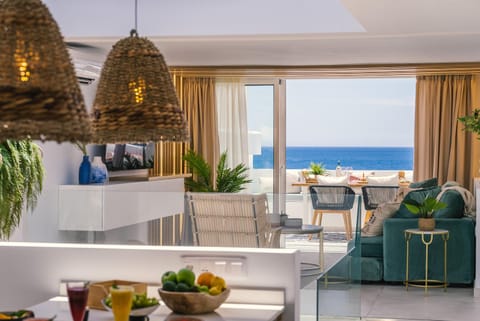 Balcony/Terrace, Living room, Seating area, Dining area, Sea view, Breakfast, Sunrise, Sunset