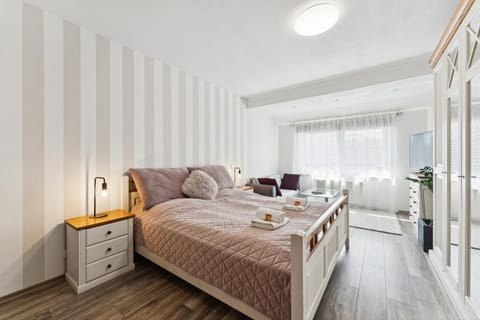Bed, Living room, Photo of the whole room, Seating area, Bedroom