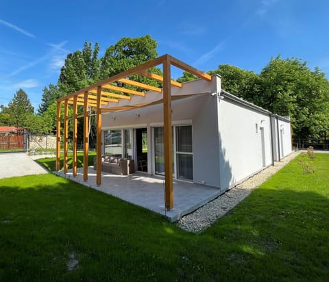 Property building, Garden, Parking