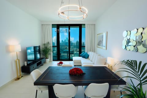 Living room, Dining area, City view, Street view