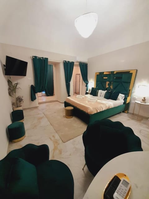 Bed, TV and multimedia, towels