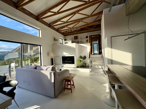 TV and multimedia, Kitchen or kitchenette, Living room, Seating area, Dining area