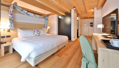 Bed, TV and multimedia, Photo of the whole room, Bedroom, hair dresser