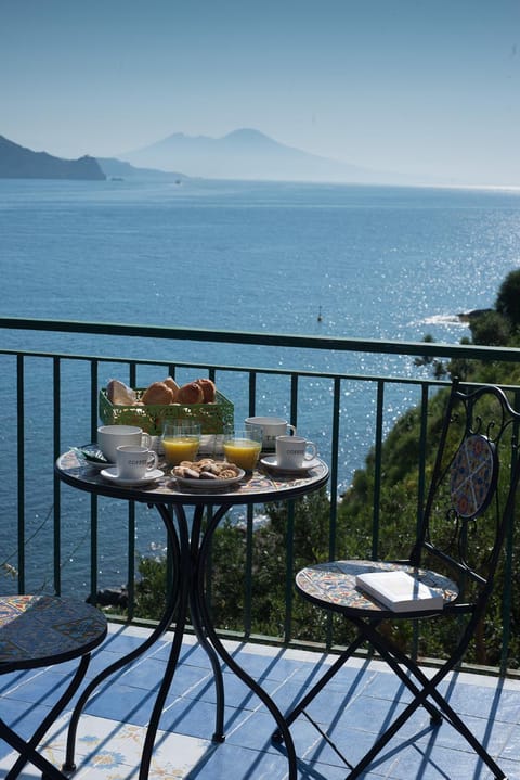 Balcony/Terrace, Food and drinks, Food, Sea view