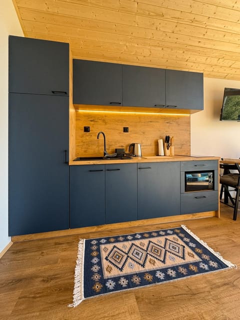 Kitchen or kitchenette, pet friendly, stove