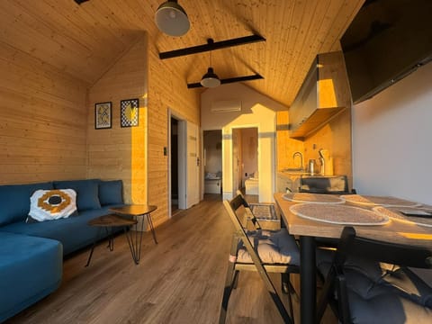 TV and multimedia, Kitchen or kitchenette, Living room, Seating area, Dining area