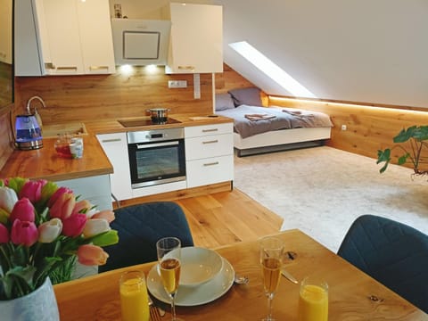 Bed, Kitchen or kitchenette, Dining area