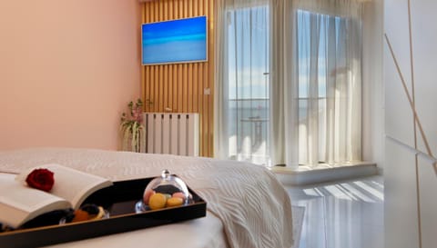 Bed, Bedroom, Lake view