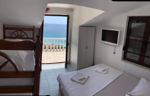 Bed, TV and multimedia, View (from property/room), Balcony/Terrace, Bedroom, Sea view