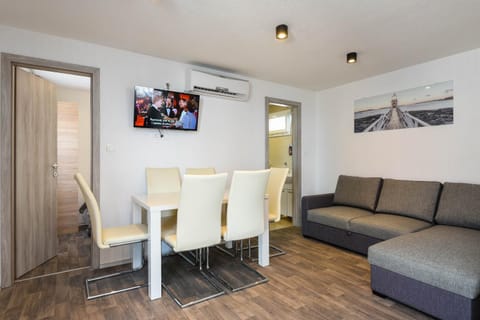 TV and multimedia, Living room, Seating area, Dining area, air conditioner