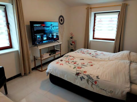 Bed, TV and multimedia, Evening entertainment, Bedroom