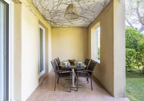 Hôtel du Golf de Pont Royal - appartement paisible rez de jardin - terrasse & piscine Apartment in Mallemort