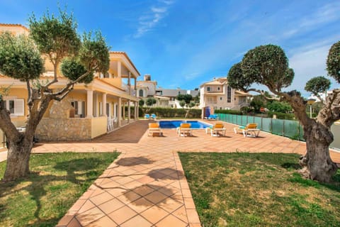 Property building, Patio, Spring, Day, Natural landscape, Garden, Garden view, Pool view, Swimming pool, sunbed